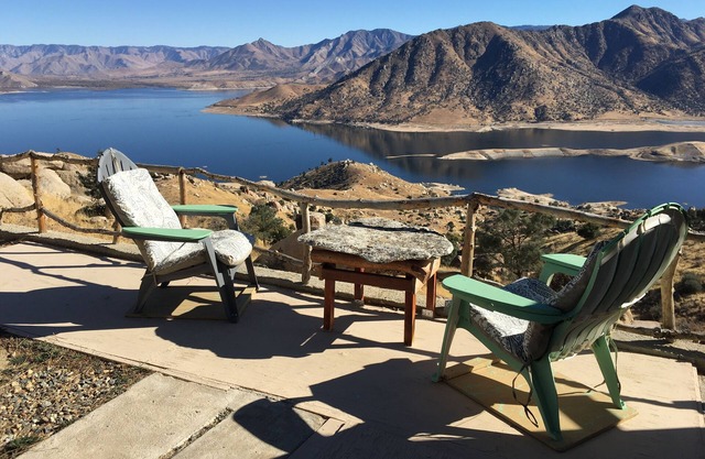 Cozy 2-bedroom cabin with spectacular endless view of lake Isabella. Hot tub.