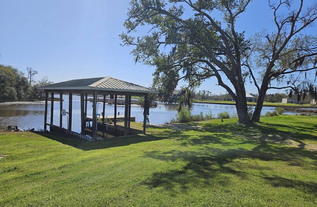 Cozy 2-bedroom waterfront house in Lake Charles - Perfect for Camping or Fishing