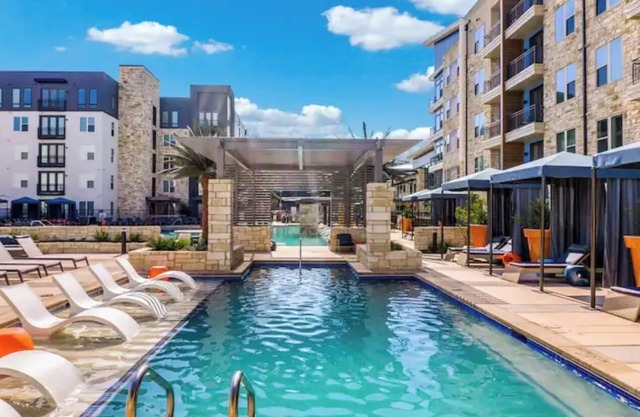 Cozy 2- bedroom with Smart TV’s, AC, WiFi, huge pool in amazing Area of Addison