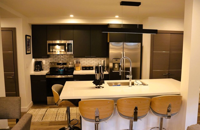 Cozy 2 BR/2BA Apt - Steps from Ski School and the Village w/2 parking spaces!