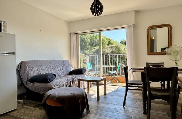 Cozy 2-Room Apartment Near Beach and Town Center, Parking, Pet-Friendly, Sleeps 4