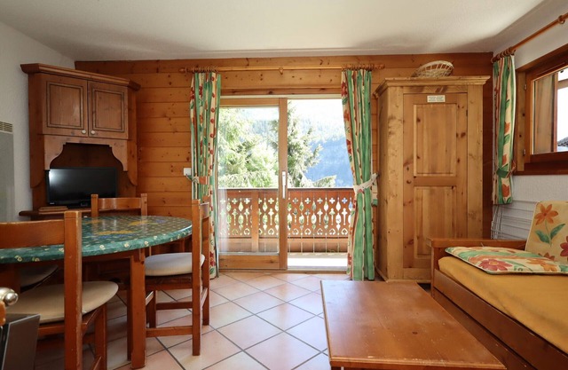 Cozy 2-Room Cabin Apartment for 5 with Direct Ski Access, Pool, and Mountain Views