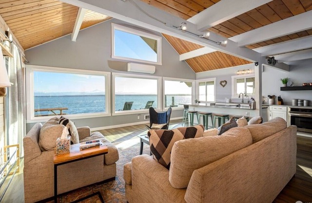 Cozy 2BD 1BA Home - Oceanfront - Mountain View