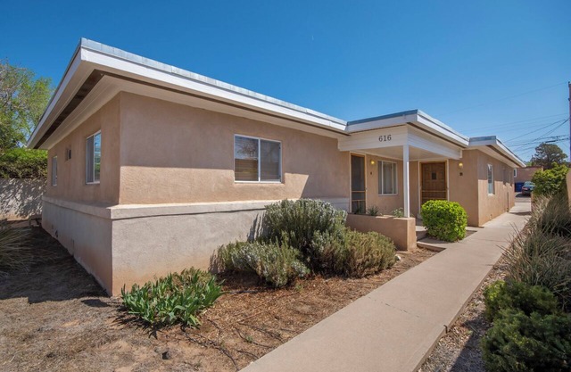 Cozy 2bd 1ba near Nob Hill Garage & AC