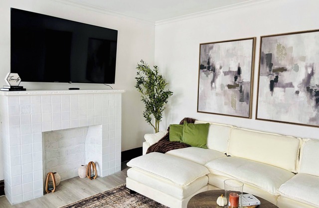 Cozy 2BD Vintage Home with Parking | 8 min to Niagara falls| Hot Shower, 65” TV