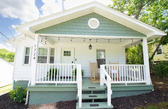 Cozy 2BR/2BA STR Retreat with Home Office. Near UT & DT Knoxville. Pet Friendly!