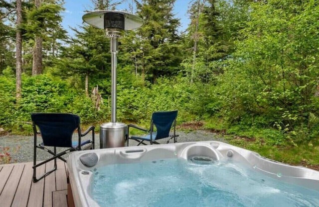 Cozy 2BR Apt, Hot tub, King bed, secluded, and freshly remodeled!n