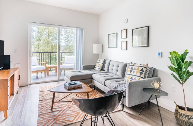 Cozy 2BR in Redmond, Rooftop + Pet-Friendly