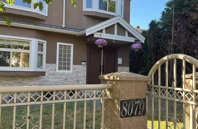 Cozy 2BR in West Side Kitchen & Living