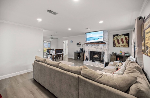 Cozy 3/2 home, 11 miles to WEC, fenced, pet-friendly, strong WiFi and game room