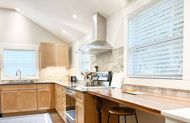 Cozy 3 Bdrm Chalet Near Everything!