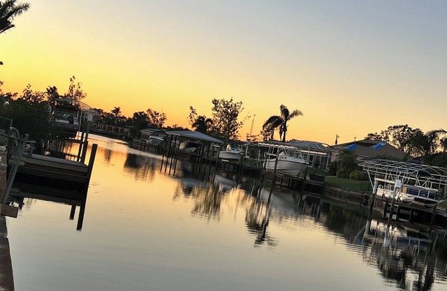 Cozy 3-bed 2 bath in lovely Port Charlotte with heated pool and optional boat.