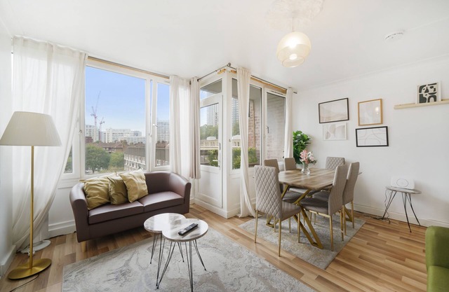 Cozy 3-Bed Ex-Local Apartment with Balcony