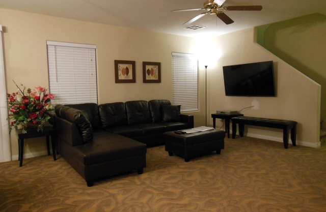 Cozy 3 Bedroom 2.5 Bath Home West of Las Vegas Strip (Minimum stay 31 nights)