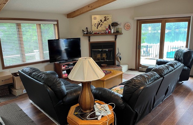 Cozy 3-bedroom cabin in adorable Waupaca with amazing.