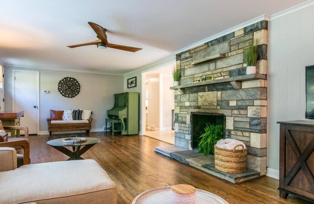 Cozy 3 Bedroom Cottage 12 Minutes from Downtown AVL