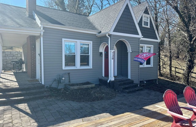 Cozy 3-bedroom cottage right off campus with stunning view of Radford University