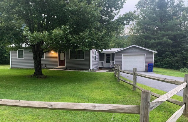 Cozy 3 Bedroom Country Ranch House near Ski Slopes and Montpelier!