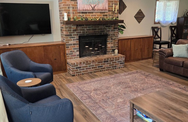 Cozy 3-bedroom open floor plan house in charming Lincoln with WiFi, AC,