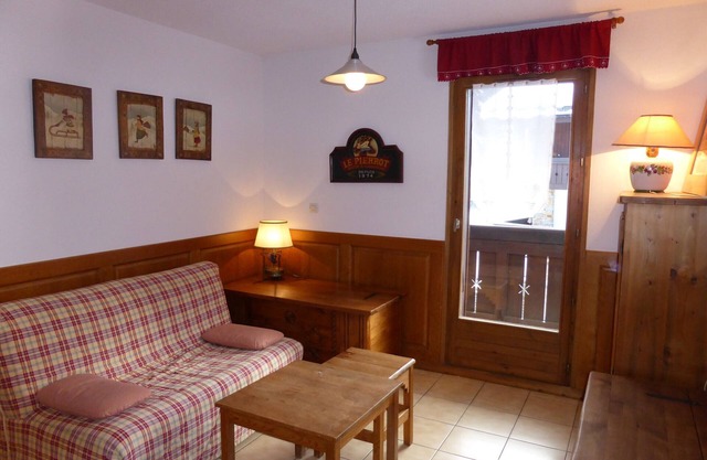 Cozy 3-Room Apartment for 6 in Hameaux du Lay, Close to Ski Lifts & Shops