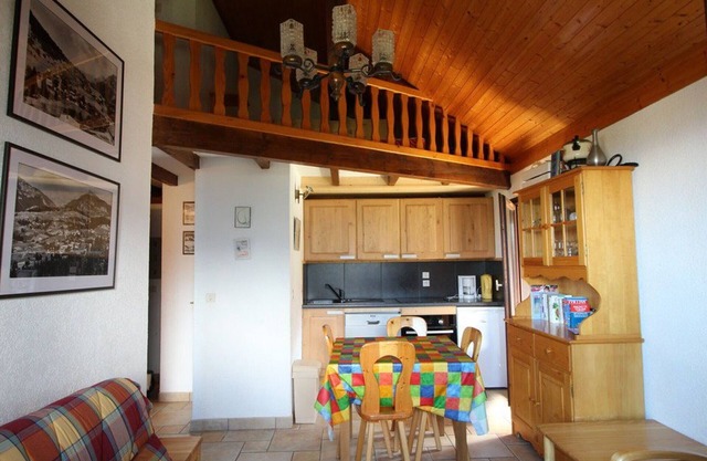 Cozy 3-Room Apt for 4-6 at Ski Slopes, Near Village Center, Balcony, Parking, Pet-Friendly