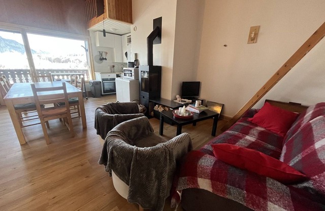 Cozy 3-Room Chalet + Mezzanine, Wood Stove, Parking, Near Center