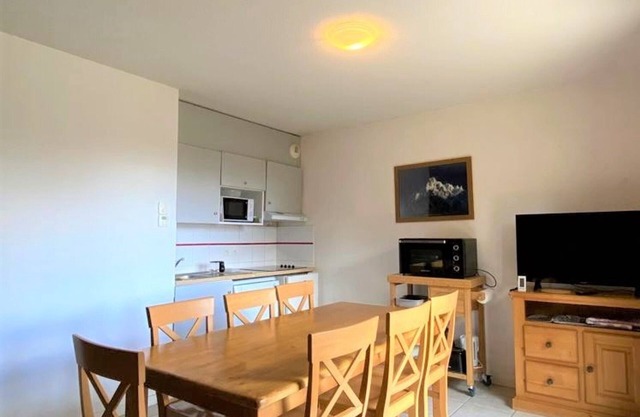 Cozy 3-Room Chalet for 7 with Shared Pool and Sauna in Les Flocons du Soleil