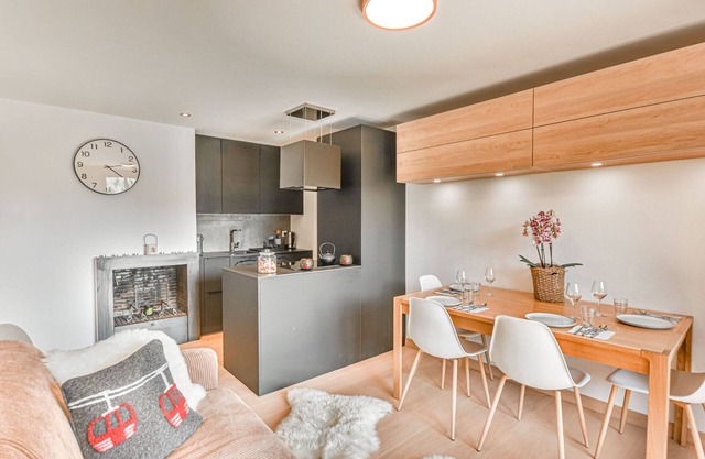 Cozy 37m² Apartment - Sleeps 5 - Near Slopes & Center with Fireplace