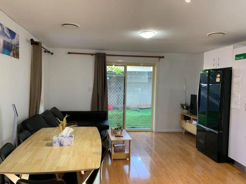 Cozy 3BR with free dryer & free parking& lockable front gate