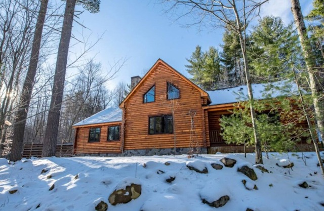 Cozy 4 Bedroom Adirondack Log Cabin