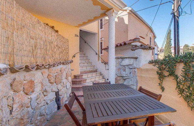 Cozy 4-bedroom Apartment for 8, Pet-friendly with Two Parking Spaces