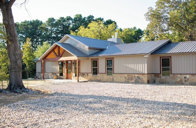 Cozy 4 bedroom Lodge close to I-30 and local wedding venues