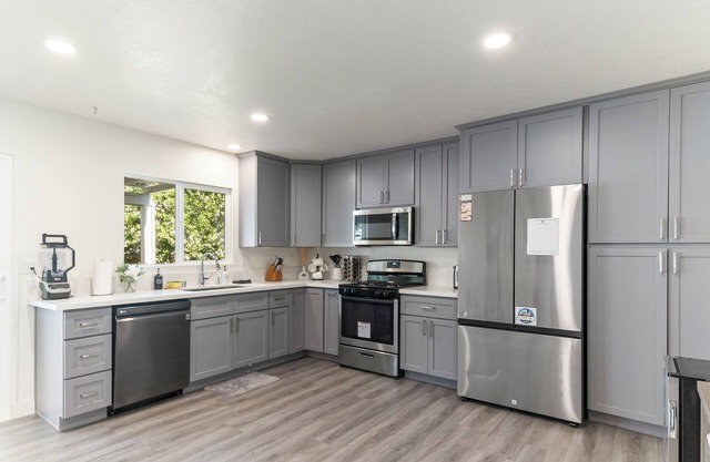 Cozy 4-Bedroom House in Charming Rancho Cucamonga With Lux Modern Finishes