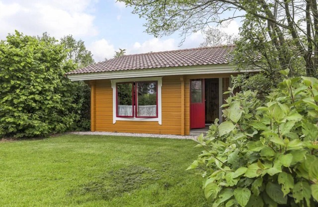 Cozy 4-person bungalow with veranda and central location at park ’t Hooge Holt, near the pool, playground and charming Gramsbergen.
