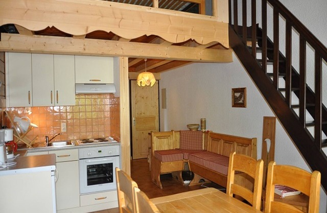 Cozy 42m² Apt in Village Center with Balcony, Parking, Ski Storage, and Mezzanine