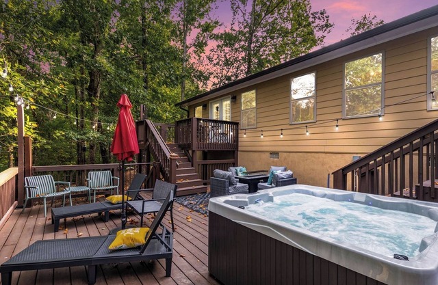 Cozy 4bd lakefront home in Lake Lanier w/HotTub, FirePit, Private dock, Wifi