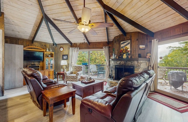 Cozy 4BR Beech Mountain cottage with views, adventure, and comfort for all.