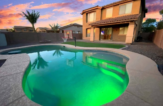 Cozy 5-Bedroom Oasis with a Pool