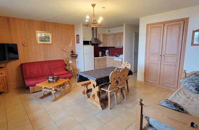 Cozy 6-Person Apartment in Ski Resort with South Terrace, Parking, and Free WIFI