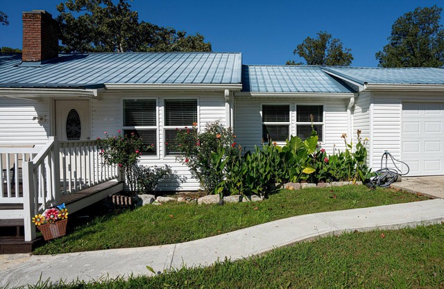 Cozy and clean 3-bedroom house in Knoxville, TN!