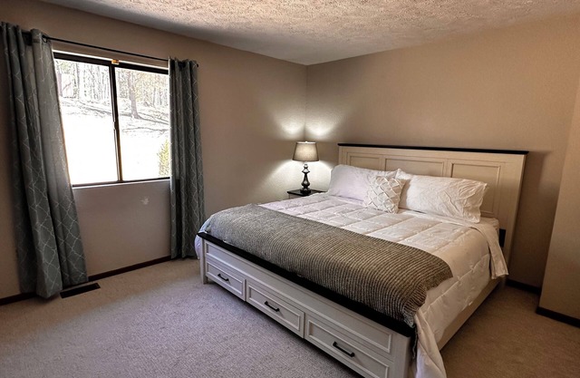 Cozy and quiet 2-bedroom condo with WiFi and AC in charming Traverse City