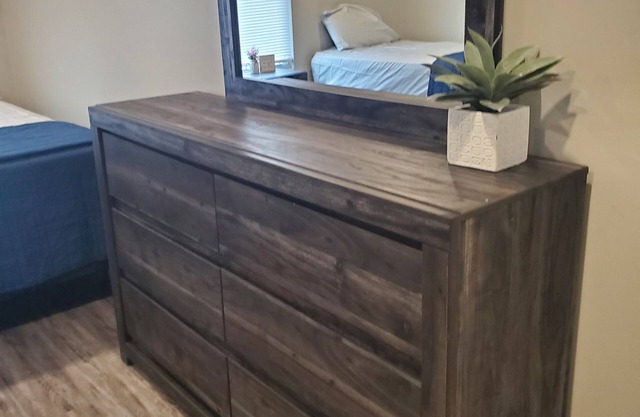 Cozy and quiet new townhome minutes from the mall exit.