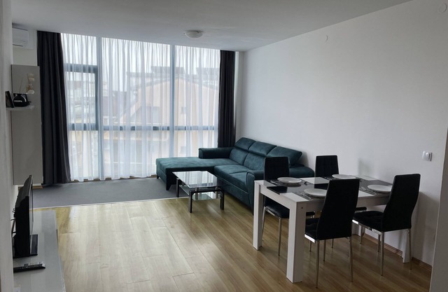 Cozy and spacious apartment -100 m from the beach