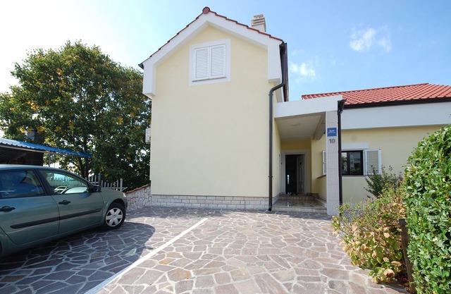 Cozy Ap. DIVNA for 8-10 persons