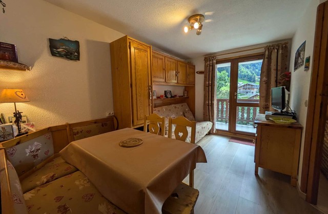 Cozy Apartment for 5, South-Facing, Central Village, Near Ski Lifts, Pool, WiFi