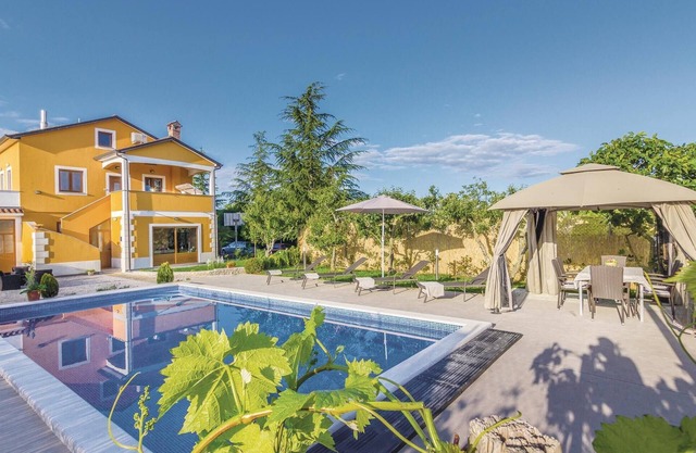 Cozy apartment in Gracisce with WiFi