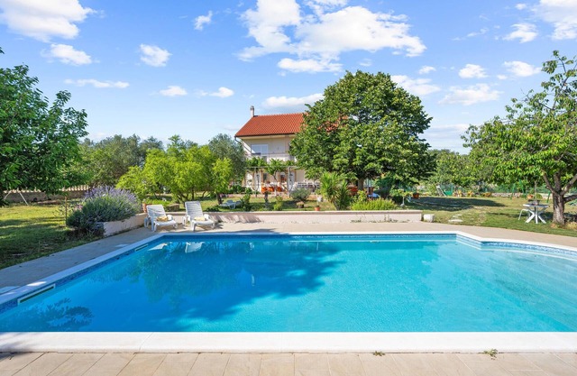 Cozy apartment in Lozovac with WiFi