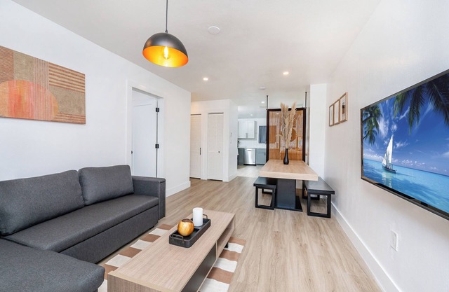 Cozy Apartment in Miami's Heart - Unit B