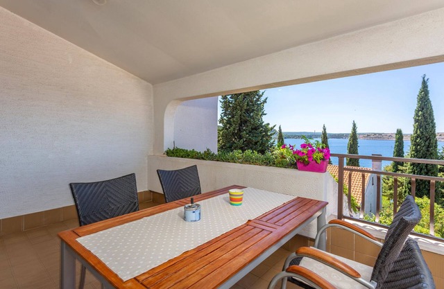 Cozy apartment in Omisalj with WiFi