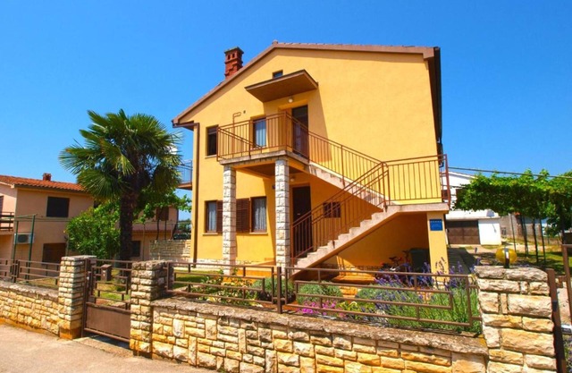 Cozy apartment in Peroj with terrace